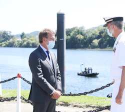 Don Felipe es saludo por el presidente de la Xunta de Galicia, Alberto Núñez Feijóo