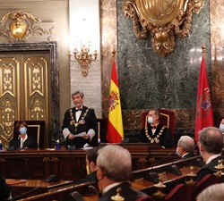 Su Majestad el Rey durante la intervención del presidente del Tribunal Supremo y del Consejo General del Poder Judicial, Carlos Lesmes, en el acto de 