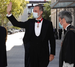 Su Majestad el Rey a su llegada al Palacio de Justicia, donde fue recibido por el presidente del Tribunal Supremo y del Consejo General del Poder Judi