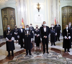 Fotografía de grupo de Su Majestad el Rey junto a los miembros de la Sala de Gobierno del Tribunal Supremo