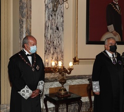 Don Felipe conversa con el presidente del Tribunal Constitucional,  Juan José González Rivas
