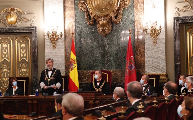Su Majestad el Rey durante la intervención del presidente del Tribunal Supremo y del Consejo General del Poder Judicial, Carlos Lesmes, en el acto de 