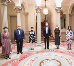 Sus Majestades los Reyes junto a las autoridades y participantes al acto conmemorativo del Día del Cooperante