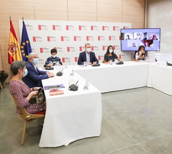 Vista general de la mesa de la reunión con motivo del acto conmemorativo del Día del Cooperante