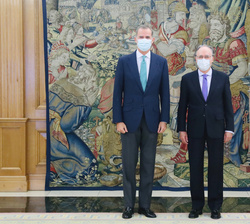 Su Majestad el Rey junto al director general de la Organización para la prohibición de las Armas Químicas, Fernando Arias González