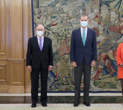 Don Felipe, junto a al director general de la Organización para la prohibición de las Armas Químicas, Fernando Arias González y la secretaria de Estad