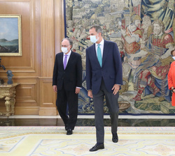 Don Felipe, junto a al director general de la Organización para la prohibición de las Armas Químicas, Fernando Arias González y la secretaria de Estad