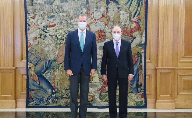 Su Majestad el Rey junto al director general de la Organización para la prohibición de las Armas Químicas, Fernando Arias González