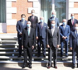 Fotografía de grupo de Su Majestad el Rey junto a la Junta Directiva de la Asociación Nacional de Fabricantes de Automóviles y Camiones (ANFAC)