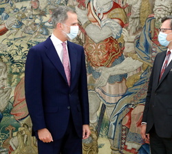 Su Majestad el Rey junto al ministro de Asuntos Exteriores de Ucrania, Dmytró Kuleba