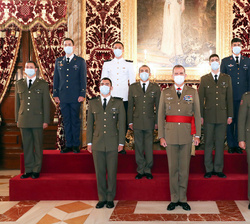 Fotografía de grupo de Su Majestad el Rey con el grupo de oficiales números uno egresados de las Academias Generales y Escuela Naval Militar