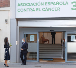 Su Majestad la Reina a su llegada es recibida por el presidente de la Asociación Española Contra el Cáncer (AECC), Ramón Reyes