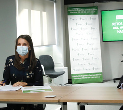 Doña Letizia junto al presidente de la AECC durante la reunión de trabajo