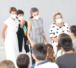 Doña Letizia conversa con unos alumnos del CPEIP “Nuestra Señora del Patrocinio”