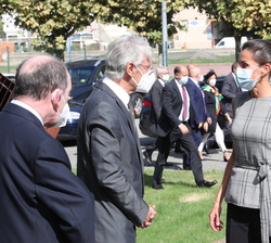 Su Majesatd la Reina recibe el saludo del alcalde de San Adrián y del director del IES "Ega"