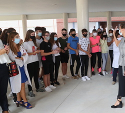 Su Majestad la Reina recibe el saludo de los alumnos del e IES “Ega” a su llegada al centro