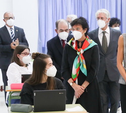 Su Majestad la Reina en el aula de 1º de Bachillerato con alumnos de 16 años