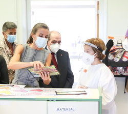 Su Majestad la Reina durante su visita al aula de Educación Especial del IES "Ega"
