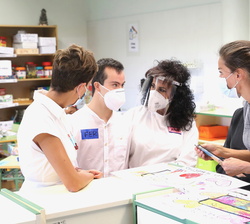 Su Majestad la Reina durante su visita al aula de Educación Especial del IES "Ega"