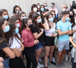 Su Majestad la Reina conversa con alumnos del IES "Ega"