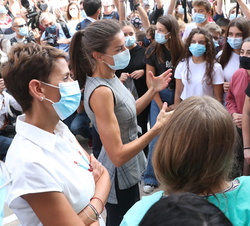 Su Majestad la Reina conversa con alumnos del IES "Ega"