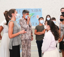 Su Majestad la Reina coversa con un grupo de alumnos del IES "Ega"