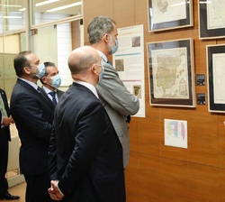 Don Felipe explicaciones a cargo del jefe del Área del Registro Central de Cartografía, Marcos Francisco Pavo