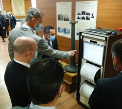 Don Felipe en un momento de la visita por la exposición