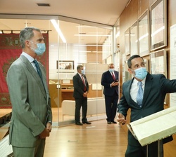 Su Majestad el Rey recibe explicaciones del jefe del Área del Registro Central de Cartografía durante su visita por la exposición "150 años del I