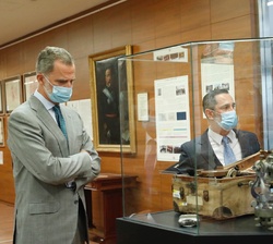 Un momento del recorrido realizado por Su Majestad el Rey por la exposición