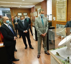 Don Felipe a su paso por una de las salas de la exposición 