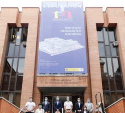 Fotografía de grupo de Su Majestad el Rey con el personal de la exposición