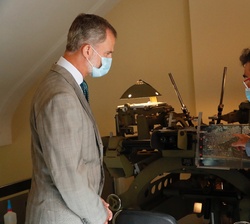 Don Felipe recibe explicaciones sobre el restituidor fotogramétrico durante su visita