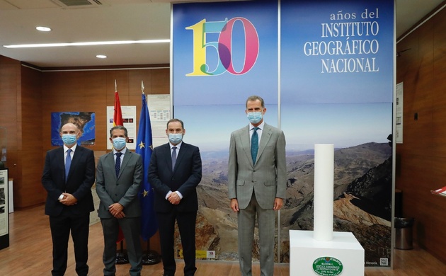 Fotografía de Su Majestad el Rey con las autoridades asistentes junto al cartel conmemorativo