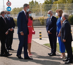 Sus Majestades los Reyes reciben el saludo de las autoridades asistentes en presencia del presidente del Gobierno de Aragón y el ministro de Transport