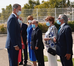 Don Felipe y Doña Letizia reciben el saludo de los directivos de Heraldo de Aragón y Grupo Henneo