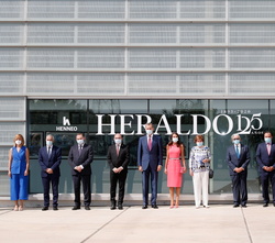 Fotografía de Grupo de Sus Majestades los Reyes y las autoridades asistentes