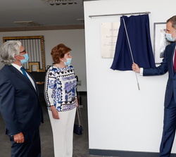 Don Felipe descubre la Placa conmemorativa del 125 aniversario de Heraldo Aragón en presencia de Doña Leticia y Doña Pilar y Don Fernando de Yarza