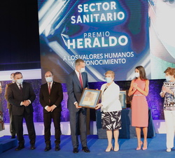 Don Felipe entrega el Premio a los Valores Humanos y el Conocimiento a Concepción Pilar Ferrer, presidente del Colegio Oficial de Médicos de Zaragoza