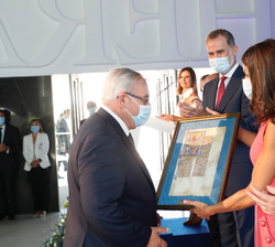 Doña Letizia entrega el Premio a los Valores Humanos y el Conocimiento a Concepción Juan José Porcar, presidente del Colegio Oficial de Enfermería de 