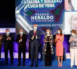 Don Felipe entregó el Premio Antonio Mompeón Motos de Periodismo a Catalina Luca de Tenea, Presidenta y editora de ABC