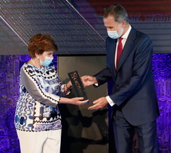Don Felipe y Doña Letizia reciben de la Presidenta de Heraldo de Aragón, Pilar de Yarza el Premio Extraordinario HERALDO 125 Aniversario