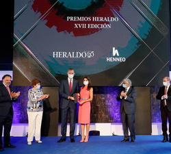 Sus Majestades los Reyes reciben un afectivo aplauso con motivo de su galardon