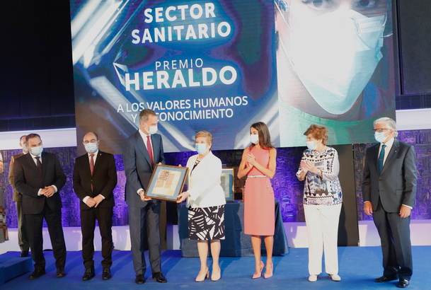 Don Felipe entrega el Premio a los Valores Humanos y el Conocimiento a Concepción Pilar Ferrer, presidente del Colegio Oficial de Médicos de Zaragoza