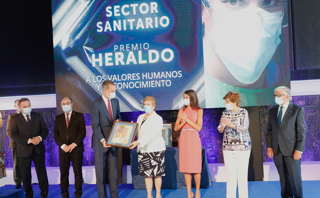 Don Felipe entrega el Premio a los Valores Humanos y el Conocimiento a Concepción Pilar Ferrer, presidente del Colegio Oficial de Médicos de Zaragoza
