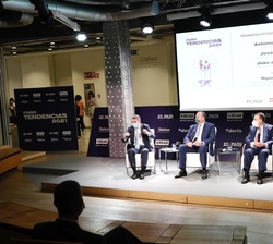 Don Felipe durante la mesa redonda: “Tendencias económicas globales 2021”