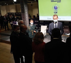 Don Felipe conversa con los asistentes al Foro Tendencias 2021