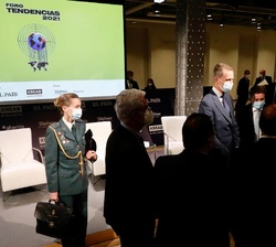 Don Felipe, al finalizar el Foro Tendencias 2021, conversa con los asistentes