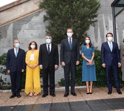 Sus Majestades los Reyes junto a las autoridades que les esperaban a su llegada a la Biblioteca Nacional de España