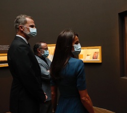 Don Felipe y Doña Letizia durante el recorrido por la exposición